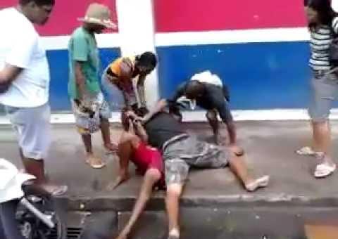 Jovens se desentendem, vão à briga e populares incentivam a luta